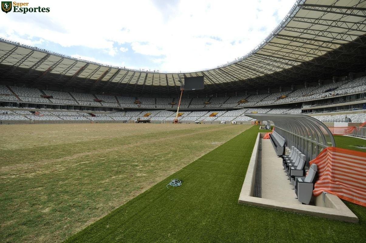 06/12/2012 - Gramado j instalado no campo. Reforma entra na parte dos detalhes, do acabamento final.