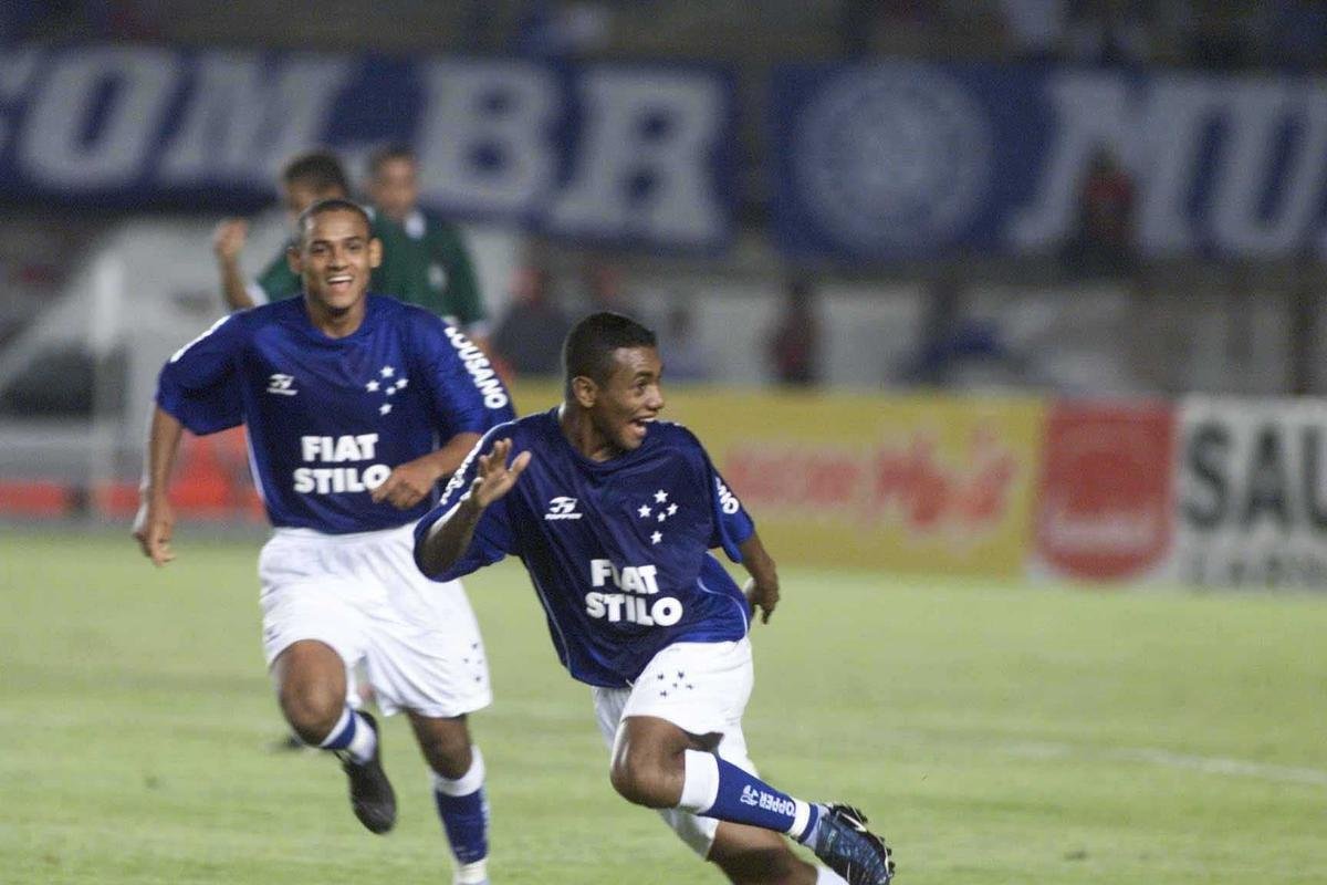 Augusto Recife fez o segundo gol na vitria do Cruzeiro sobre o Gois por 2 a 1, no Mineiro, pela semifinal da Copa do Brasil de 2003