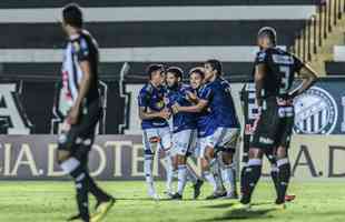 Na estreia do tcnico Felipo, em 20 de outubro, o Cruzeiro venceu o Operrio por 1 a 0, no estdio Germano Krger, em Ponta Grossa (PR), pela 17 rodada da Srie B. O atacante Arthur Cake fez o nico gol do jogo.