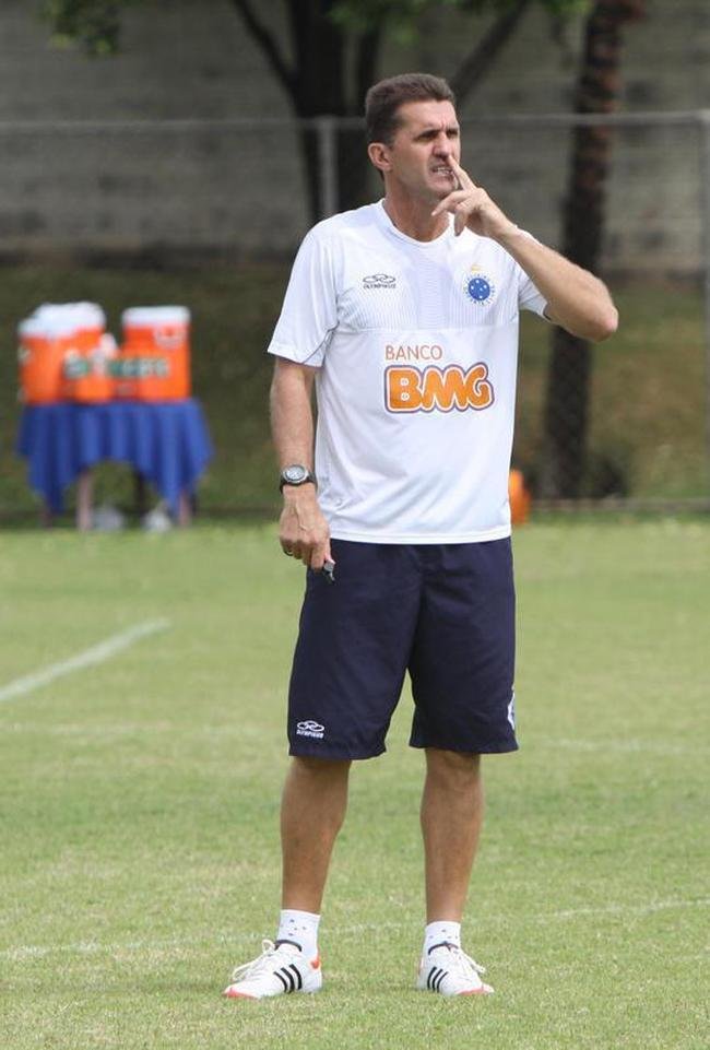 Vgner Mancini comandou o Cruzeiro em 2011 e 2012. Ele era o tcnico celeste na vitria por 6 a 1 sobre o rival Atltico na ltima rodada do Brasileiro de 2011.