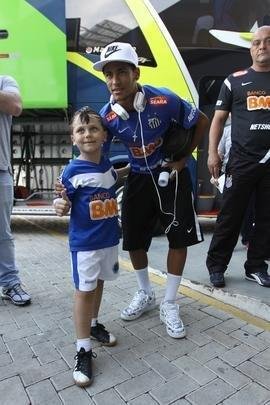 Craque Neymar, do Santos, chegou ao Independncia e foi muito assediado por torcedores do Cruzeiro antes de partida vlida pelo Campeonato Brasileiro