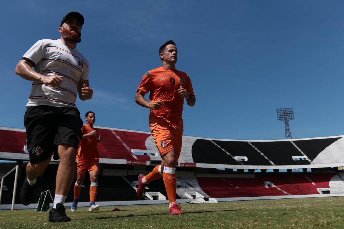 Jogadores do Santa Cruz treinaram no estádio do Arruda, já apresentando trabalhos com bola no gramado, sob a supervisão do técnico Itamar Schülle. Todos os atletas e os membros da comissão técnica seguem submetidos às medidas de afastamento social.