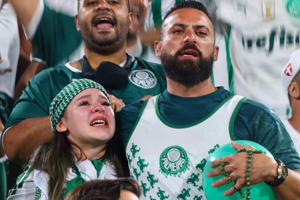 Fotos das torcidas de Palmeiras e Chelsea durante a final do Mundial de Clubes no Estdio Mohammed Bin Zayed em Abu Dhabi