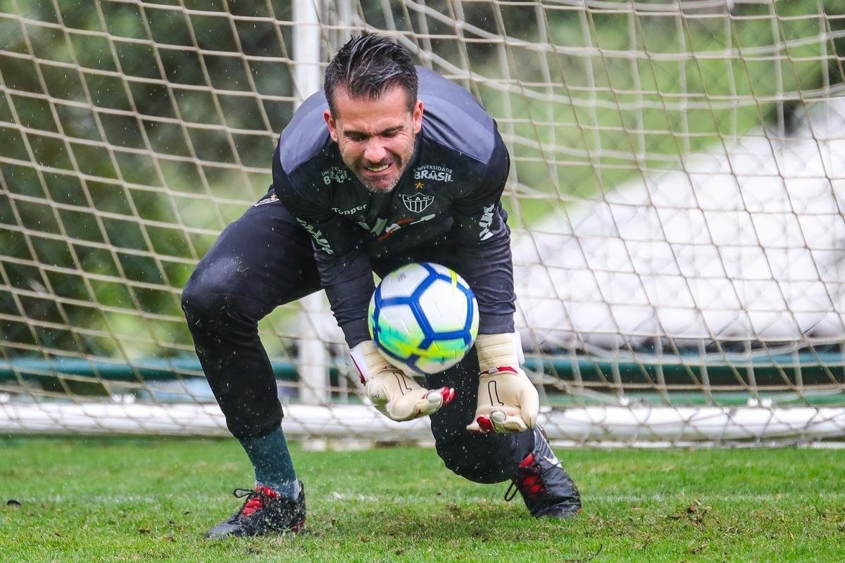 Atlético treinou sob chuva intensa na Cidade do Galo nesta quinta-feira à tarde