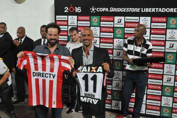 Ex-jogador e hoje presidente do Estudiantes de La Plata, Juan Sebastin Vern foi convidado especial do Atltico no jogo contra o Del Valle, no Independncia, pela Copa Libertadores. Ele ganhou uma placa do clube mineiro e trocou camisas dos clubes com o presidente Daniel Nepomuceno