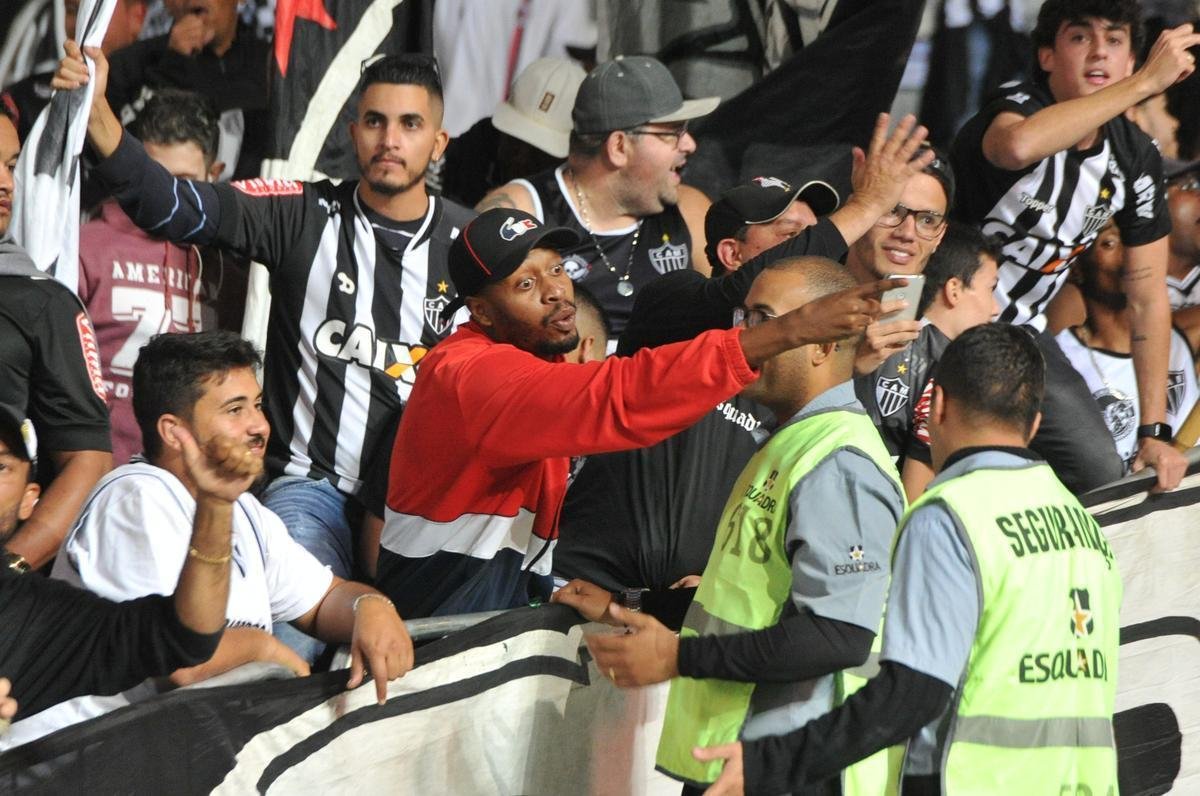 Torcedores do Atltico lotam as arquibancadas do Mineiro para acompanhar a partida vlida pelas quartas de final da Copa do Brasil