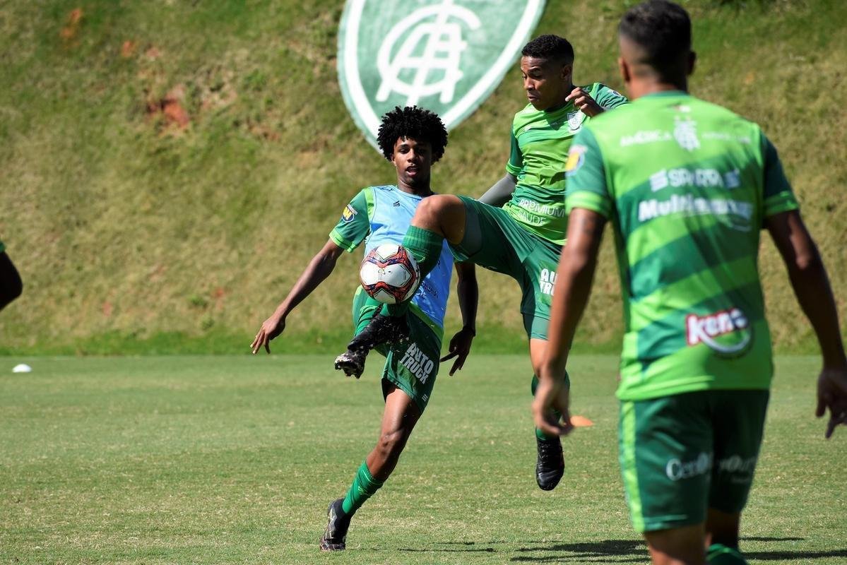 O Amrica segue com treinamentos intensivos voltados para a disputa do Campeonato Mineiro. No prximo sbado (27), o Coelho estreia no estadual diante do Boa Esporte, s 19h. A partida ser realizada no Independncia, em Belo Horizonte. A tendncia  que, neste primeiro compromisso, o tcnico Lisca utilize jogadores que tiveram menor minutagem na temporada 2020/21, alm de nomes promissores das categorias de base do clube.