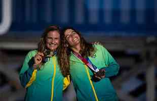 Martine Grael e Kahena Kunze conquistaram a medalha de ouro na classe 49er FX da vela feminina
