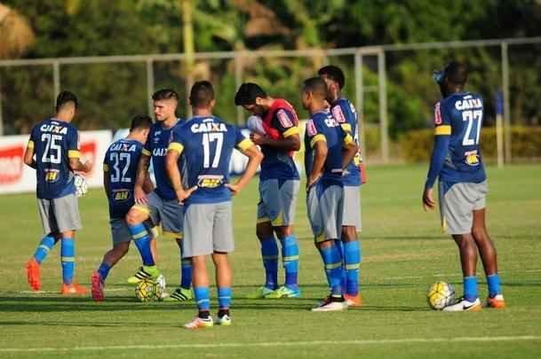 Depois de invaso de torcida organizada, jogadores trabalharam normalmente. Ded foi entregue  preparao fsica, assim como volante Marciel. Time enfrenta o Vitria na quarta-feira pela Copa do Brasil