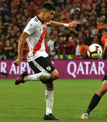 Exequiel Palacios (20 anos) -  considerado uma das grandes joias da categoria de base do River Plate. A imprensa espanhola chegou a informar que o Real Madrid pretendia oferecer cerca de 20 milhes de euros (R$ 85 milhes) no jogador.  