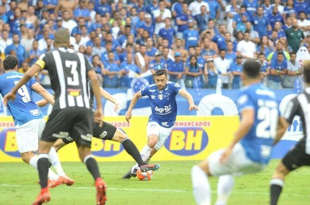 Fotos do primeiro tempo do clssico entre Cruzeiro e Atltico, pela final do Mineiro