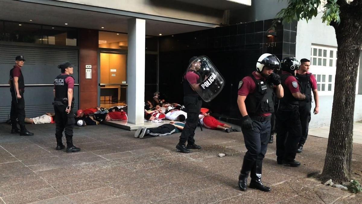 Polcia argentina deteve alguns torcedores do River Plate que causaram confuso neste sbado