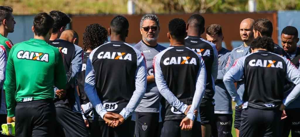 Galo fecha preparao para jogo contra o Grmio no CT do Internacional