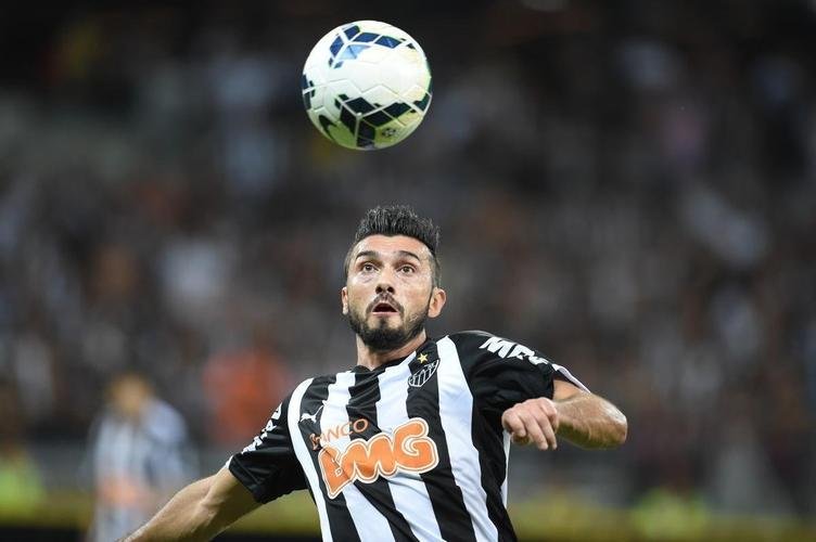 Jesús Dátolo - Dátolo chegou ao Atlético em agosto de 2013, pouco depois do título da Copa Libertadores. Foi titular nos dois anos seguintes e mostrou um bom futebol, especialmente na campanha do título da Copa do Brasil, quando fez gol na final contra o Cruzeiro. Em 2016, conviveu com lesões e não conseguiu apresentar o mesmo rendimento de anos anteriores. No fim daquele ano, teve seu contrato encerrado com o clube, que não quis a renovação. Com a camisa alvinegra, o meio-campista jogou 127 vezes e marcou 18 gols.