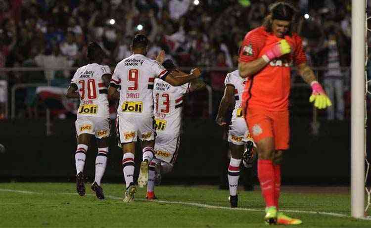 São Paulo atropela Santos e completa 4 jogos sem perder no Estadual