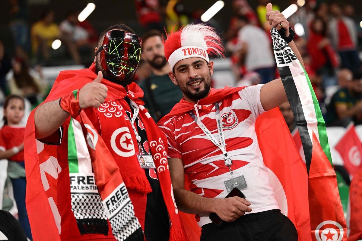 Torcedores de Tunsia e Frana na partida pelo Grupo D da Copa do Mundo do Catar