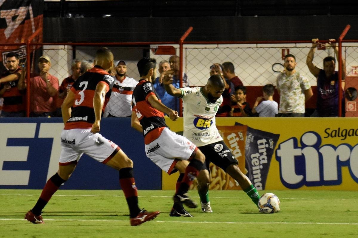 Amrica arrancou empate dramtico diante do Atltico-GO em Goinia 