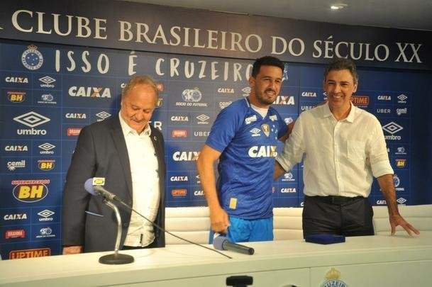 Veja fotos da apresentao do lateral Edilson