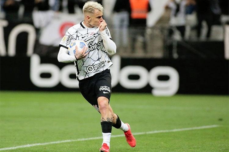 Apoiado por 10 mil torcedores, Corinthians vira sobre o Bahia no Brasileiro