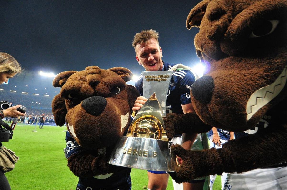 Cruzeiro levanta a taa da Srie B e faz festa no Mineiro