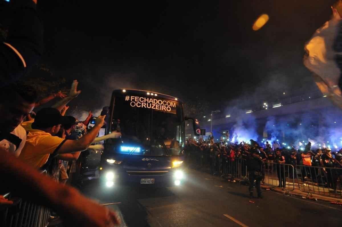 Torcida do Cruzeiro apoia a delegao do time na chegada ao Mineiro