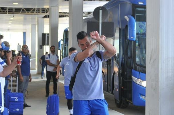 Jogadores do Cruzeiro embarcaram no Aeroporto de Confins, na tarde desta tera-feira, para duelo decisivo contra o Corinthians, em So Paulo, pela final da Copa do Brasil
