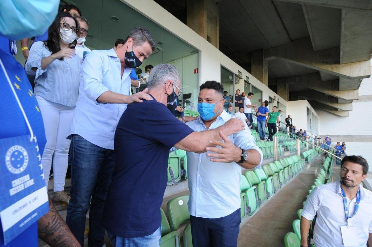 Ronaldo prestigiou vitria do Cruzeiro sobre a URT, por 3 a 0, no Independncia, e foi ovacionado pela torcida celeste