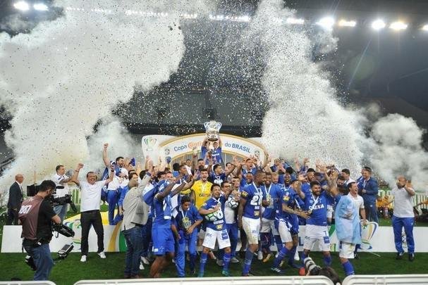 Seja em campo, nas arquibancadas da Arena Corinthians ou nas ruas de Belo Horizonte, os cruzeirenses comemoraram bastante a conquista do sexto ttulo da Copa do Brasil. O clube se tornou o maior vencedor isolado da histria do torneio, deixando para trs o Grmio, que ganhou cinco vezes. Veja as melhores imagens da celebrao de jogadores, dirigentes e torcedores!