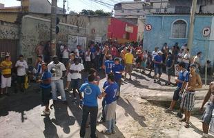 Torcedores do Cruzeiro na chegada ao Independncia (Rua Ismnia Tunes, no Horto)