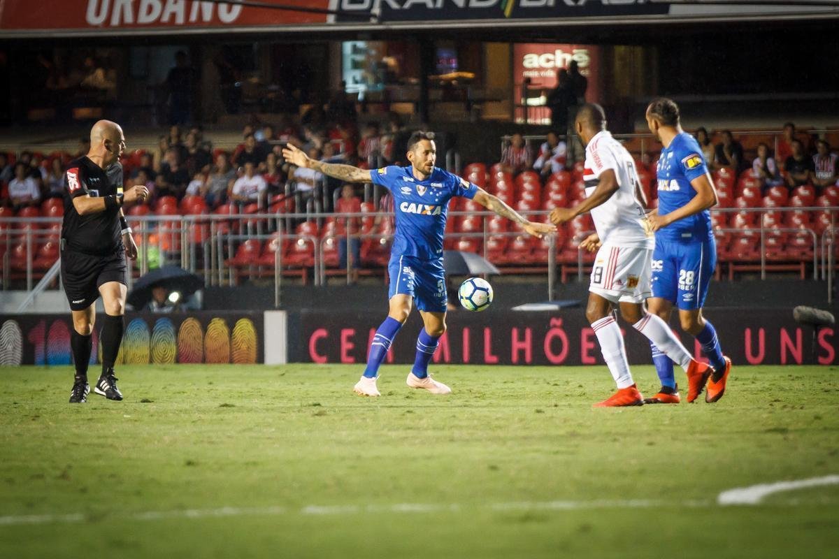 Cruzeiro foi derrotado pelo So Paulo por 1 a 0, neste domingo, no Morumbi, pela 35 rodada do Brasileiro