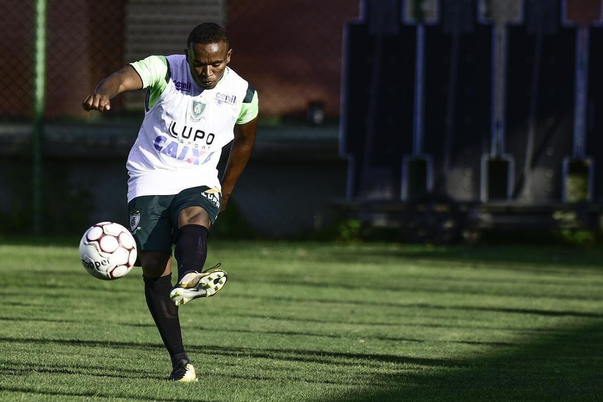 Par (lateral-esquerdo) - contratado em 2017, fez 24 partidas e marcou um gol no ano. Como no ficar no clube, o Cruzeiro, detentor de seus direitos, estuda propostas. Segundo seu empresrio, um clube espanhol deseja contrat-lo para 2018.