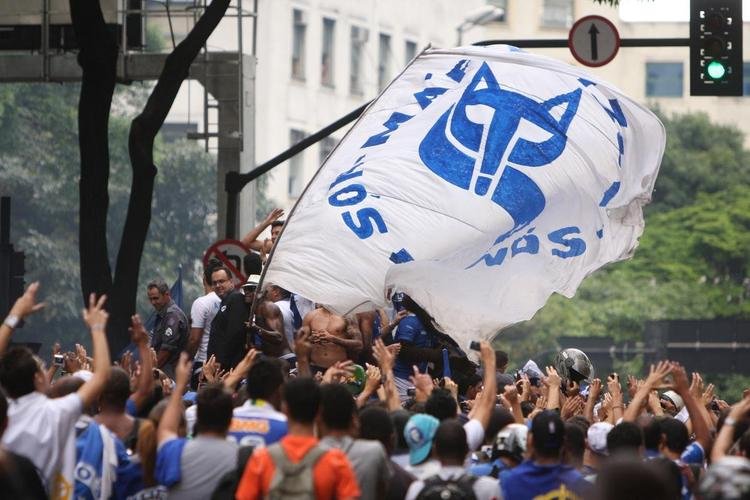 Depois de vencer o Vitria por 3 a 1 no Barrado, em Salvador, na noite de 13 de novembro de 2013, e confirmar o tricampeonato brasileiro, o Cruzeiro desembarcou em Confins numa quinta-feira e foi recebido por milhares de pessoas nas ruas de Belo Horizonte. O elenco desfilou em carro pela Avenida Antnio Carlos, pela Avenida Afonso Pena, no Centro, e foi em direo  sede do Barro Preto. Esta, sem dvida, foi a festa que envolveu o maior nmero de pessoas na capital mineira.