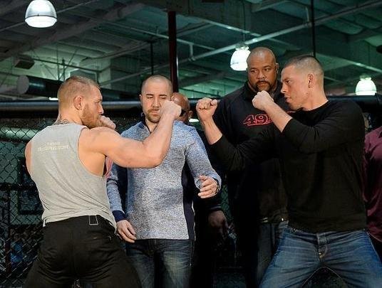 Com presença de imprensa e fãs, Conor McGregor e Nate Diaz participam de conferência em Los Angeles e esquentam clima para duelo no UFC 196