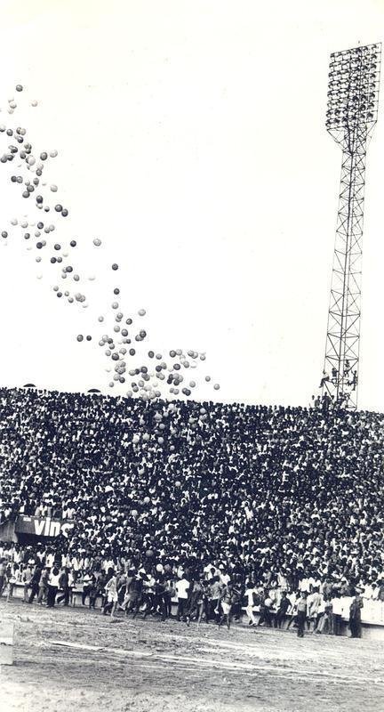 Balões enfeitaram o dia de inauguração do estádio.