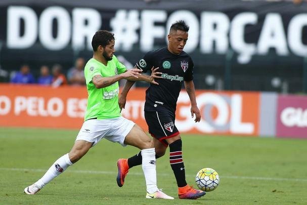 O Santa Cruz também lançou uma camisa verde junto com a Penalty para o Campeonato Brasileiro de 2016