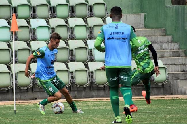 O Amrica segue com treinos preparatrios para a disputa do Campeonato Mineiro 2021. Comandados pelo auxiliar tcnico Mrcio Hahn, jogadores da base americana - e tambm os que tiveram menos oportunidades na temporada 2020 - realizam atividades voltadas ao Estadual.