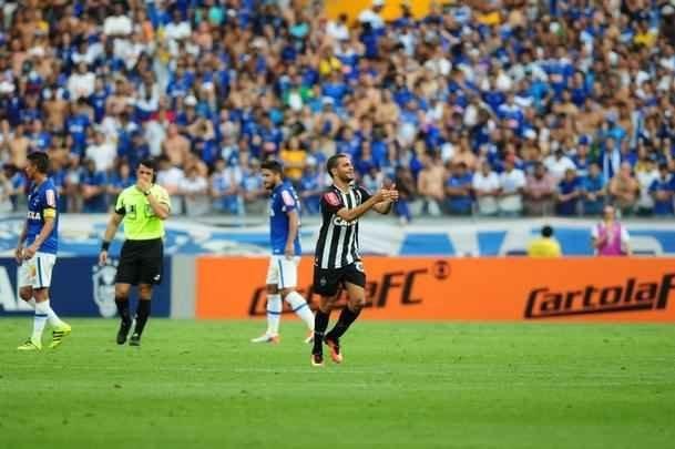 Clayton abriu o placar para o Atltico aos 30 minutos, com arremate de cabea