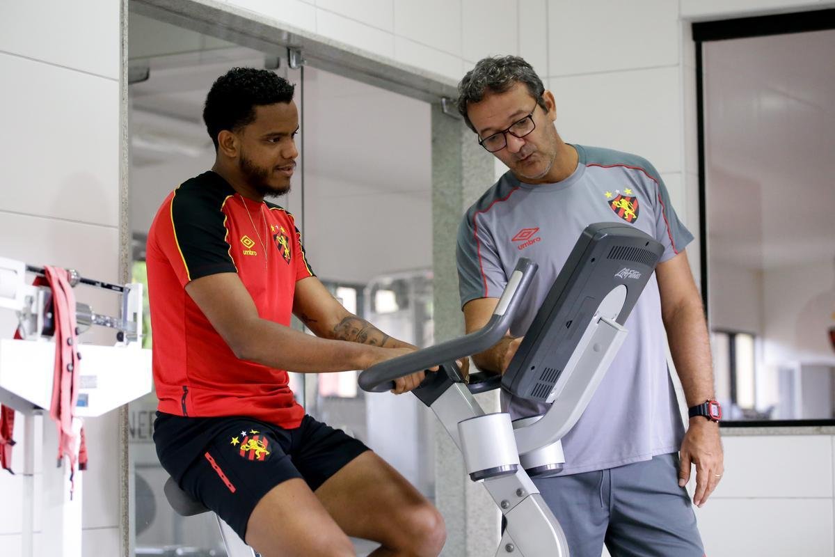 Rithely teve uma manhã agitada no CT do Sport. Ainda sem treinar, o jogador esteve nas instalações do clube para realizar exames fisiológicos junto ao preparador do clube, Inaldo Freire. Depois, apareceu no campo para cumprimentar os companheiros e assistir a movimentação comandada pelo técnico Guto Ferreira. Por fim, concedeu entrevista coletiva, onde abordou o retorno ao clube - confira na íntegra acessando o nosso site