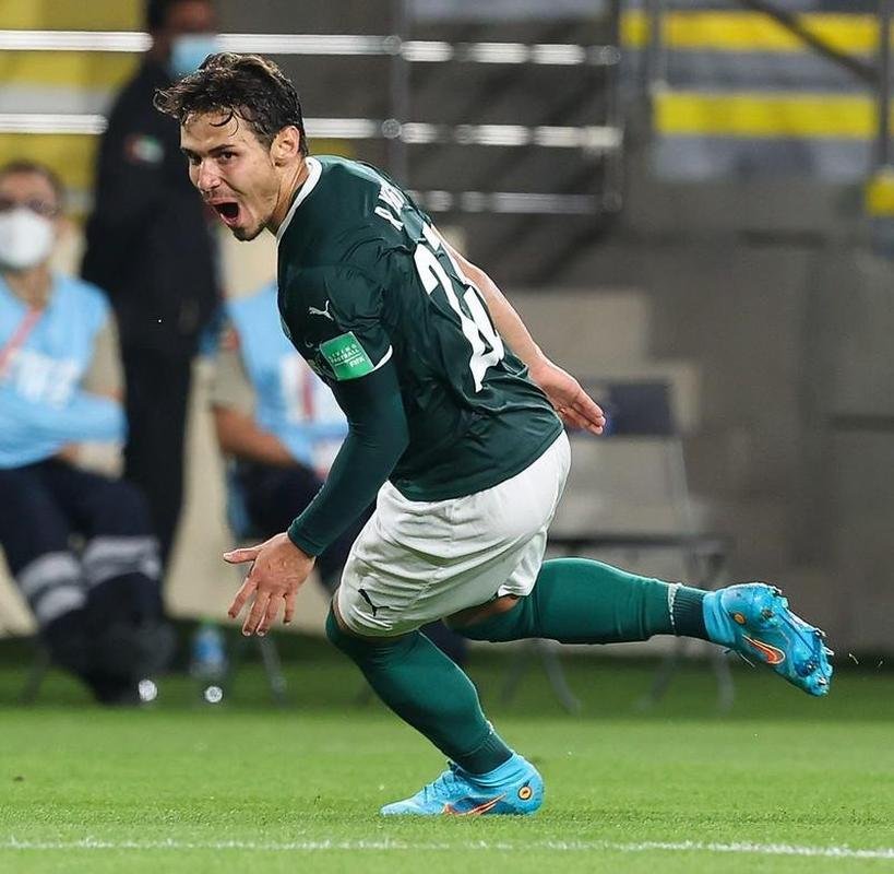 O Palmeiras derrotou, nesta tera-feira (8), o Al Ahly, do Egito, por 2 a 1, no Estdio Al Nahyan, e garantiu vaga na do Mundial de Clubes. Em Abu Dhabi, nos Emirados rabes, Raphael Veiga e Dudu deram show, cada um com um gol e uma assistncia.
