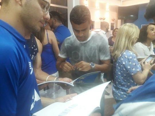 Zagueiro Leo lanou no Barro Preto o livro A Quinta Estrela, sobre o penta da Copa do Brasil. Atacante Alisson prestigiou evento.