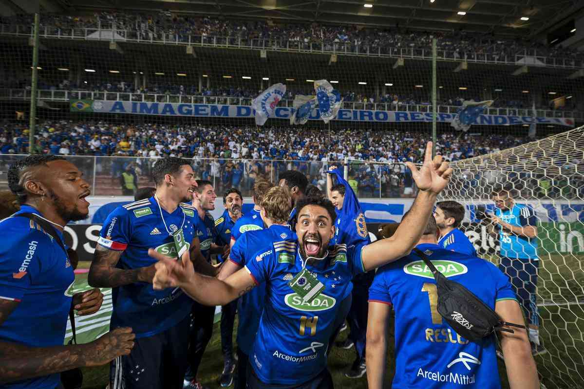 Time de vôlei do Cruzeiro festeja conquista da Superliga nas ruas e no estádio