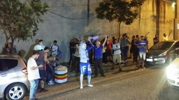 Protesto diante da residncia do presidente do Cruzeiro, Wagner Pires de S. Torcedores querem a renncia imediata do dirigente para que Conselho Gestor assuma o comando