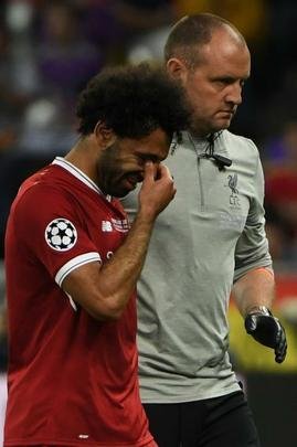 Salah, do Liverpool, sofreu falta de Sergio Ramos, machucou ombro esquerdo e deixou a final no primeiro tempo