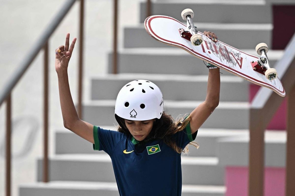 Brasileira Rayssa Leal, de 13 anos, conquista medalha de prata no skate street nos Jogos Olmpicos de Tquio. Japonesas Momiji Nishiya (ouro)  Funa Nakayama (bronze) completaram o pdio 
