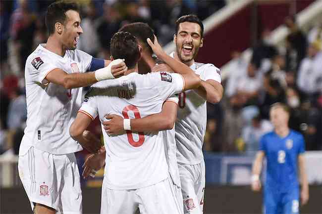 Espanhis comemoram o gol de Ferrn Torres na vitria sobre Kosovo, fora de casa