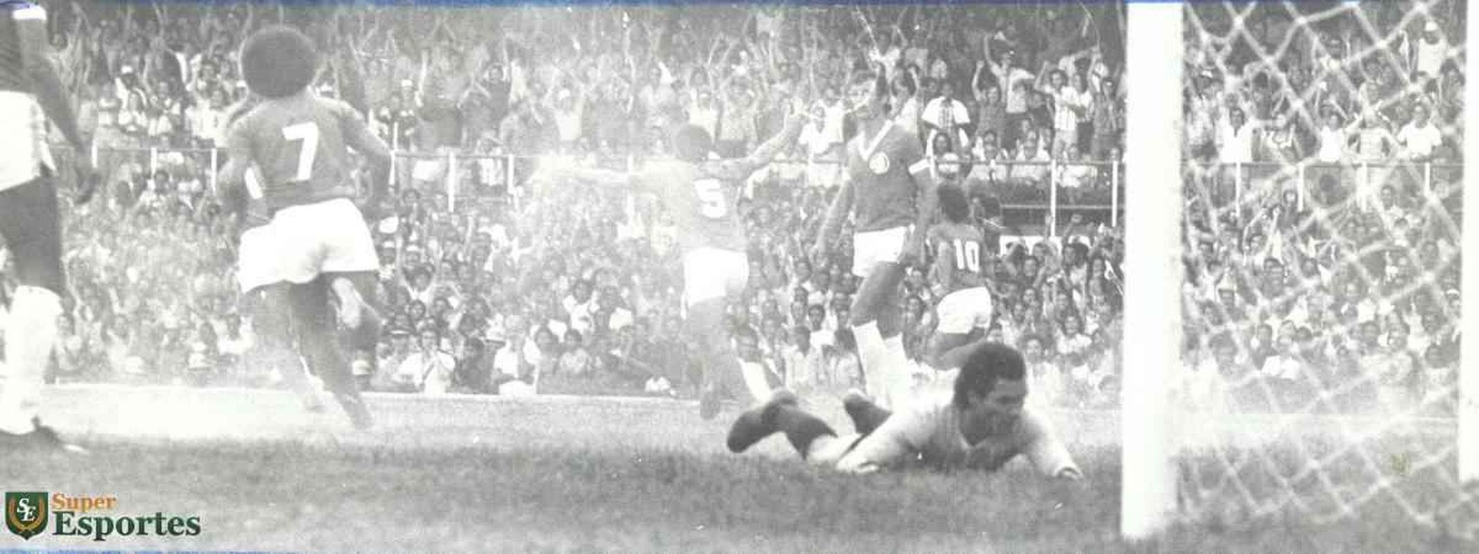 Cruzeiro derrotou Inter por 5 a 4 na estreia da Copa Libertadores de 1976. Palhinha, aos 3 e 10 minutos do 1T, Joozinho, aos 21 min do 1T e aos 18 min do 2T, e Nelinho, aos 40 min do 2T marcaram os gols celestes no triunfo