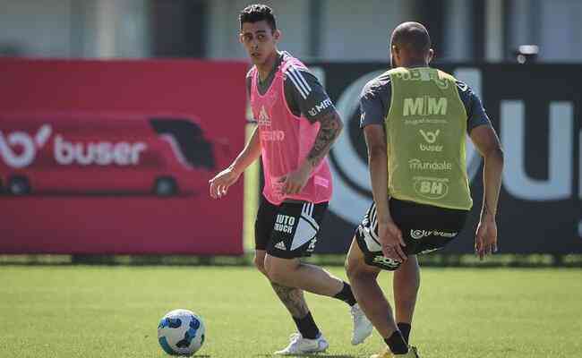 Atacante Cristian Pavón em ação com a camisa do Atlético