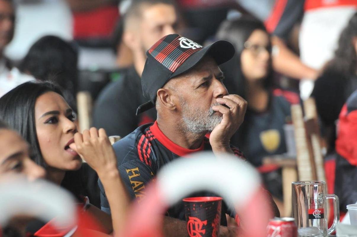 Flamenguistas ficaram arrasados em bares de BH com derrota para o Atltico nos pnaltis, por 8 a 7. Alguns rubro-negros choraram no Bar Leblon, no bairro Prado