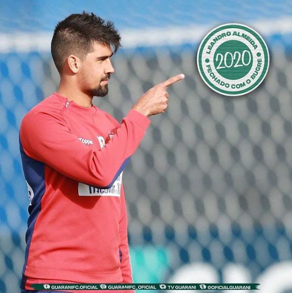 O Guarani anunciou a contratao do zagueiro Leandro Almeida, que estava no Paran