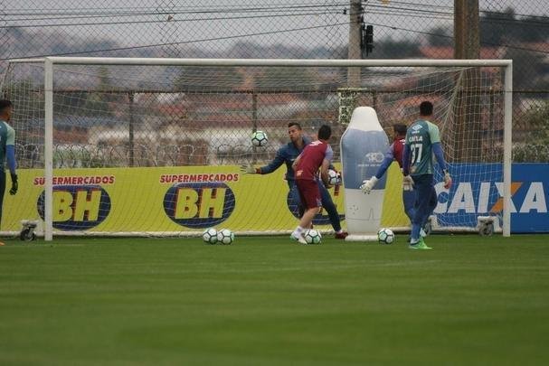 Goleiro Fbio vai a campo sob superviso de preparador Robertinho